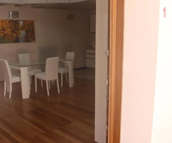 Nic House Apartament *